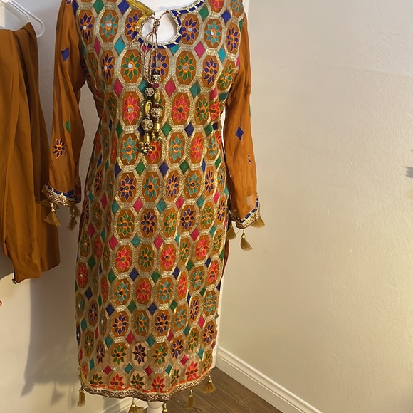 New pakistani embroidered 3 pc suit - Picture 3 of 8